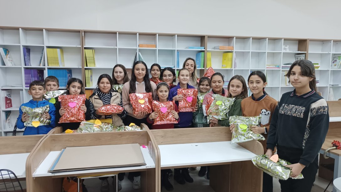 Atatürk Ortaokulu öğrencileri deprem bölgesindeki arkadaşları için karne hediyesi hazırladı.